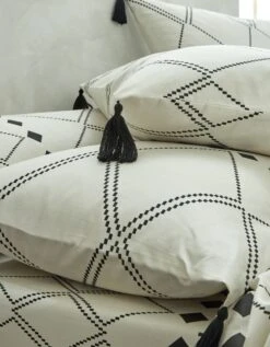 Linge De Lit Massai Coton à Motifs Graphiques Et Finitions Pompons -Maison Douceur Promos Magasin 100183 C07 zoomx vue3