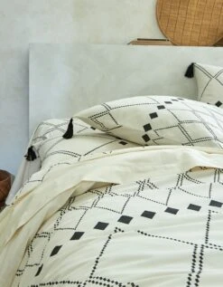 Linge De Lit Massai Coton à Motifs Graphiques Et Finitions Pompons -Maison Douceur Promos Magasin 100183 C07 zoomx vue4