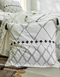 Linge De Lit Massai Coton à Motifs Graphiques Et Finitions Pompons -Maison Douceur Promos Magasin 100183 C07 zoomx vue5