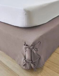 Cache-sommier Intégral à Volant Et à Nouettes Avec Poches -Maison Douceur Promos Magasin 110540 C02 zoomx vue3