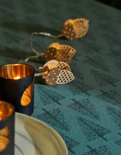 Nappe Damassée Motifs Sapins -Maison Douceur Promos Magasin 120272 C04 zoomx vue3