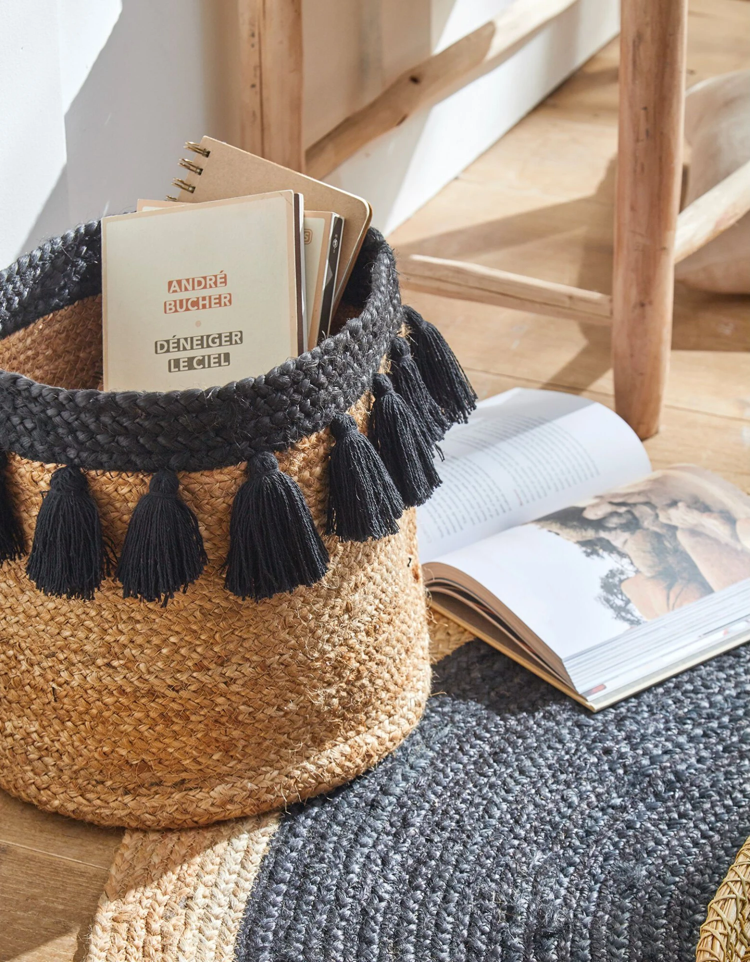 Panier Rond Jute Pompons Noirs 2 Panier Rond Jute Pompons Noirs – Image 2