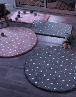 Tapis Flanelle Imprimé étoiles Phosphorescentes - Rectangulaire 7 Tapis Flanelle Imprimé étoiles Phosphorescentes - Rectangulaire -Maison Douceur Promos Magasin 291260 C02 zoomx vue3