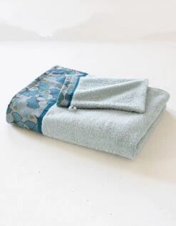 Éponge Bouclette 420 G/m² Liteau Feuilles Ginkgo -Maison Douceur Promos Magasin 300308 C01 zoomx vue3