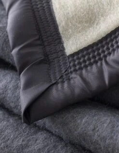 Couverture Bicolore Laine 800g/m2 -Maison Douceur Promos Magasin 321272 C01 zoomx vue3
