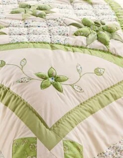 Couvre-lit Patchwork Imprimé Fleurs -Maison Douceur Promos Magasin 322010 C03 zoom detailRFP