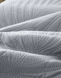 Couvre-lit Uni Matelassé Reliéfé "feuillage" -Maison Douceur Promos Magasin 322427 C02 zoom detailRFP