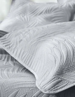 Couvre-lit Uni Matelassé Reliéfé "feuillage" -Maison Douceur Promos Magasin 322427 C02 zoomx vue3