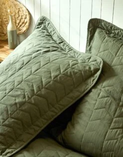 Couvre-lit Uni Matelassé Reliéfé Géométrique -Maison Douceur Promos Magasin 322439 C02 zoomx vue3