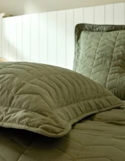 Couvre-lit Uni Matelassé Reliéfé Géométrique -Maison Douceur Promos Magasin 322439 C02 zoomx vue4