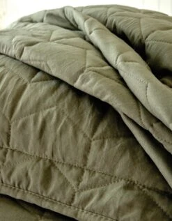 Couvre-lit Uni Matelassé Reliéfé Géométrique -Maison Douceur Promos Magasin 322439 C02 zoomx vue5