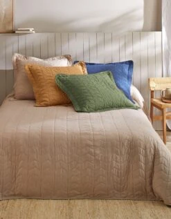 Couvre-lit Uni Matelassé Reliéfé Géométrique -Maison Douceur Promos Magasin 322439 C02 zoomx vue6