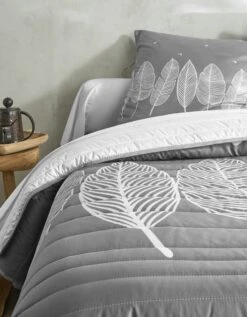 Couvre-lit Matelassé Microfibre Imprimé Feuilles -Maison Douceur Promos Magasin 322701 C01 zoomx vue5