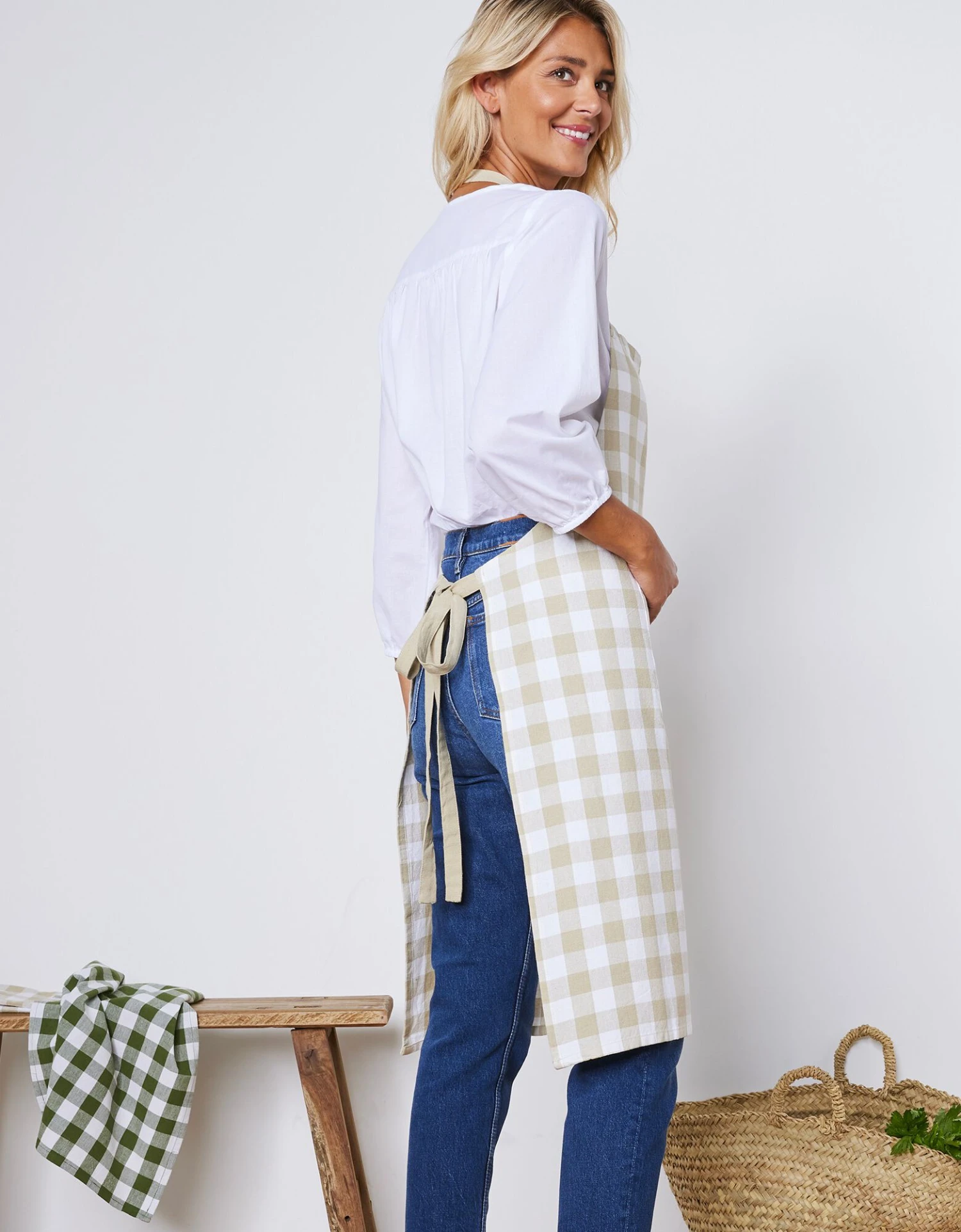 Tablier De Cuisine à Carreaux Vichy Forme Bavette 2 Tablier De Cuisine à Carreaux Vichy Forme Bavette – Image 2