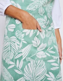 Tablier De Cuisine Forme Bavette Imprimé Végétal 8 Tablier De Cuisine Forme Bavette Imprimé Végétal -Maison Douceur Promos Magasin 500737 C03 zoomx vue3