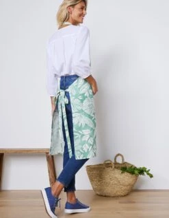 Tablier De Cuisine Forme Bavette Imprimé Végétal 9 Tablier De Cuisine Forme Bavette Imprimé Végétal -Maison Douceur Promos Magasin 500737 C03 zoomx vue4